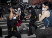 开云体育平台APP-欧国联赛球迷集体上演惨剧，警方介入调查