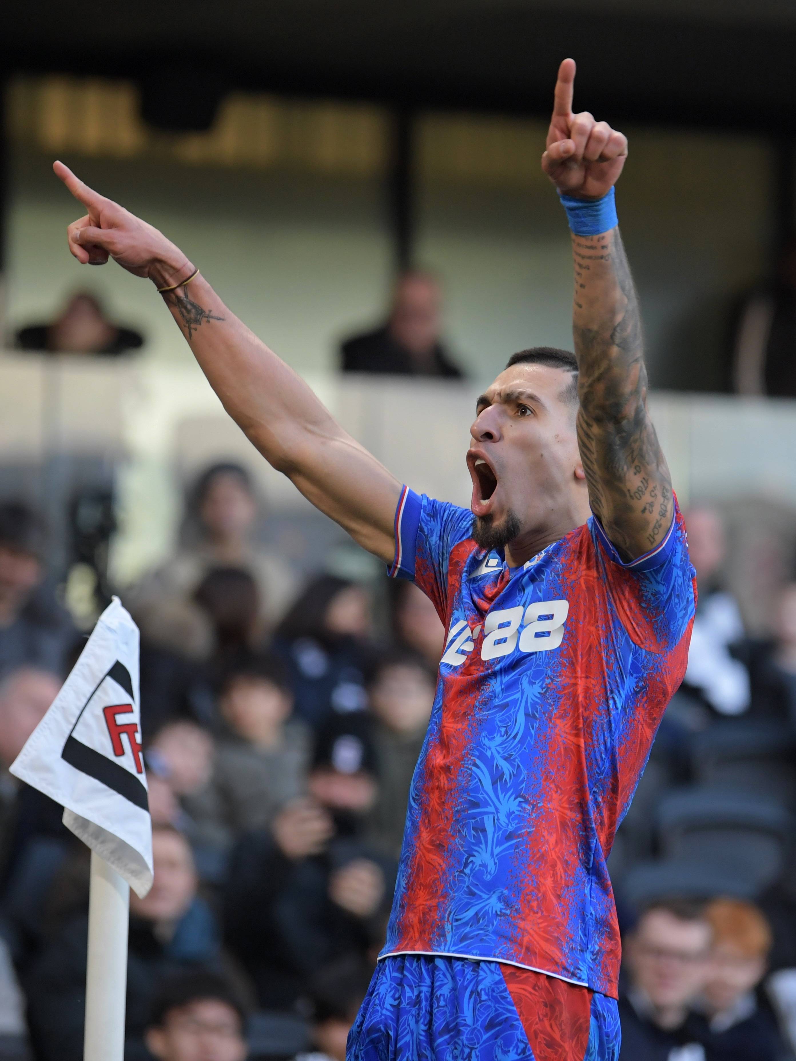 包含阿森纳客场逆转水晶宫，枪手回血斩三分的词条