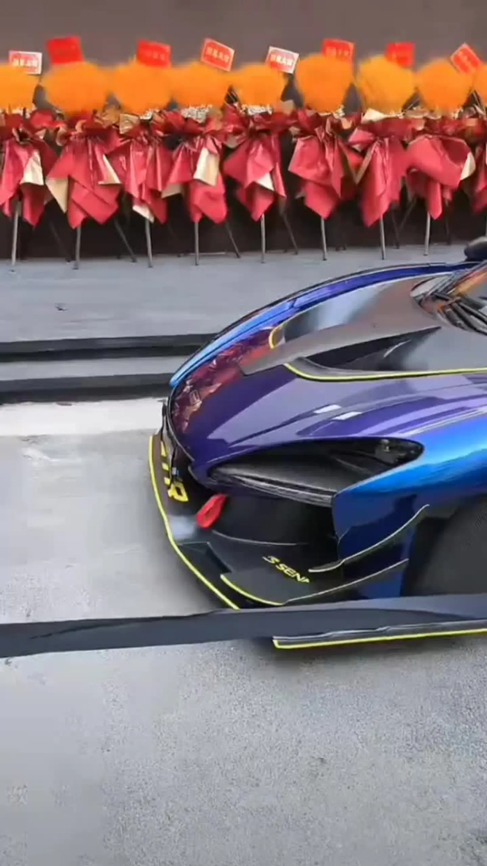 关于阿斯顿马丁险胜迈凯伦，汉密尔顿统治全场的信息