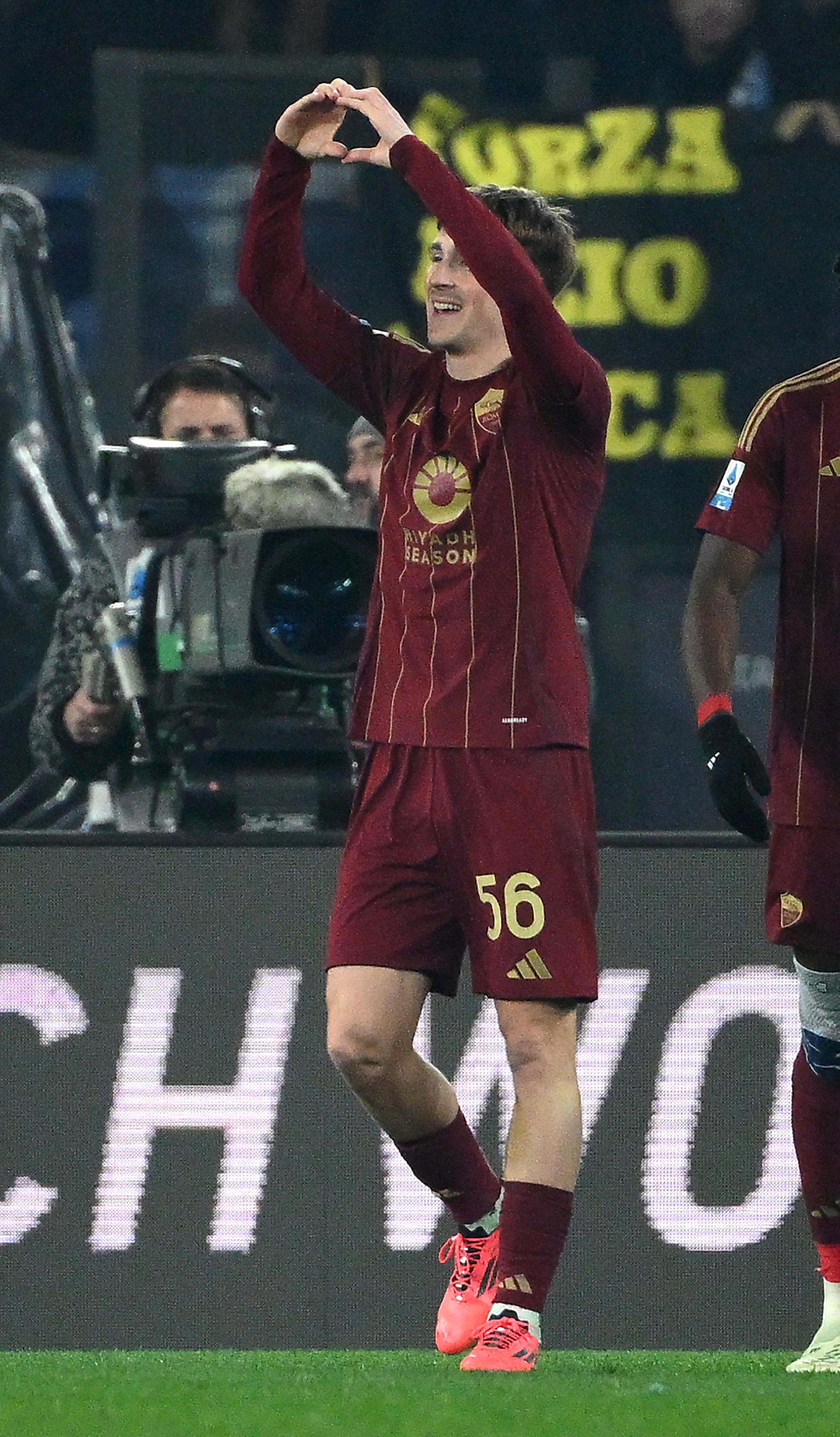 切尔西险胜罗马，莱万点燃赛场的简单介绍