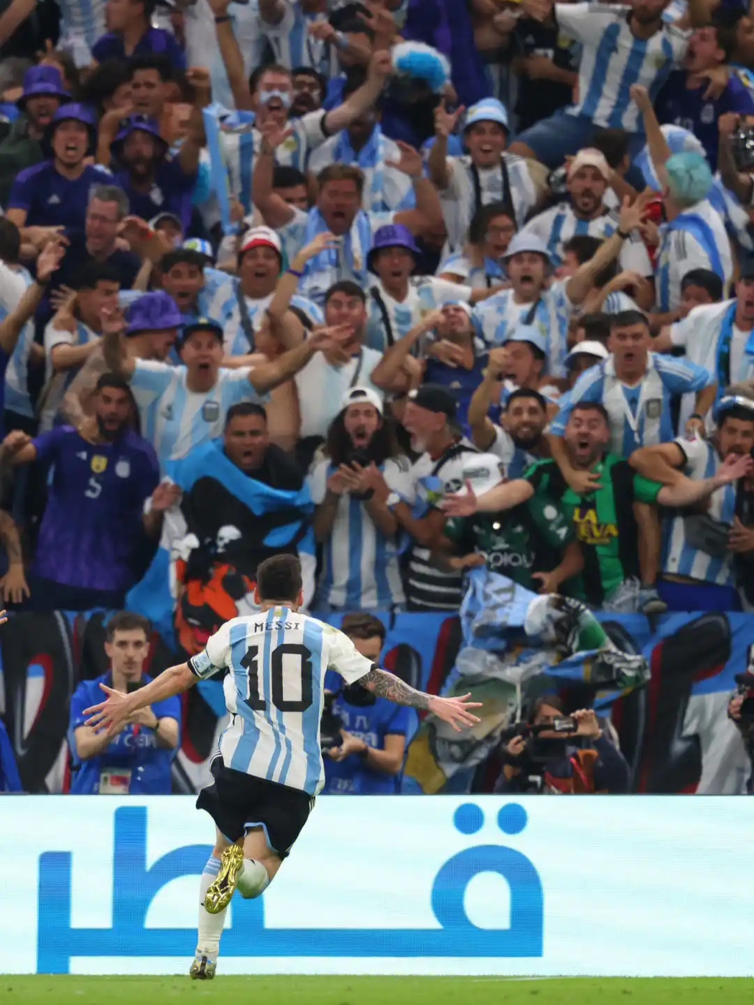 包含梅西再献绝杀，巴塞罗那继续领跑西甲积分榜的词条