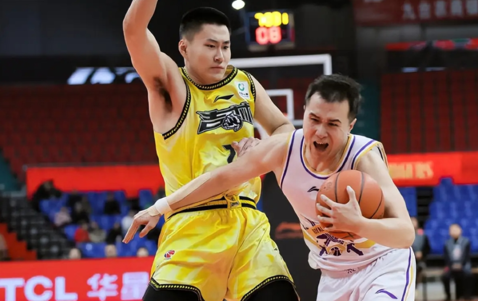 海南男篮喜迎胜利，实力突飞猛进领跑的简单介绍