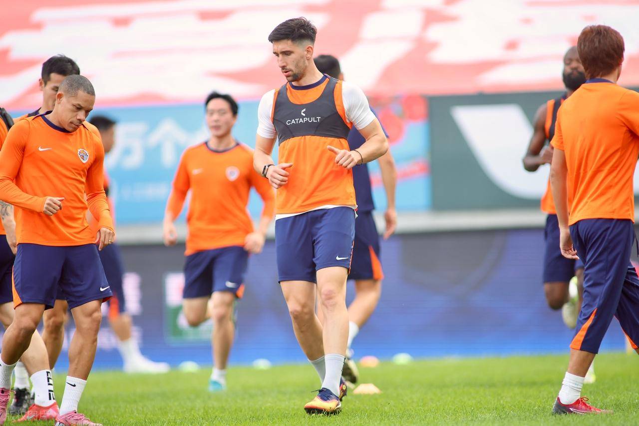 包含中超联赛球员实力卓越，各显神通的词条