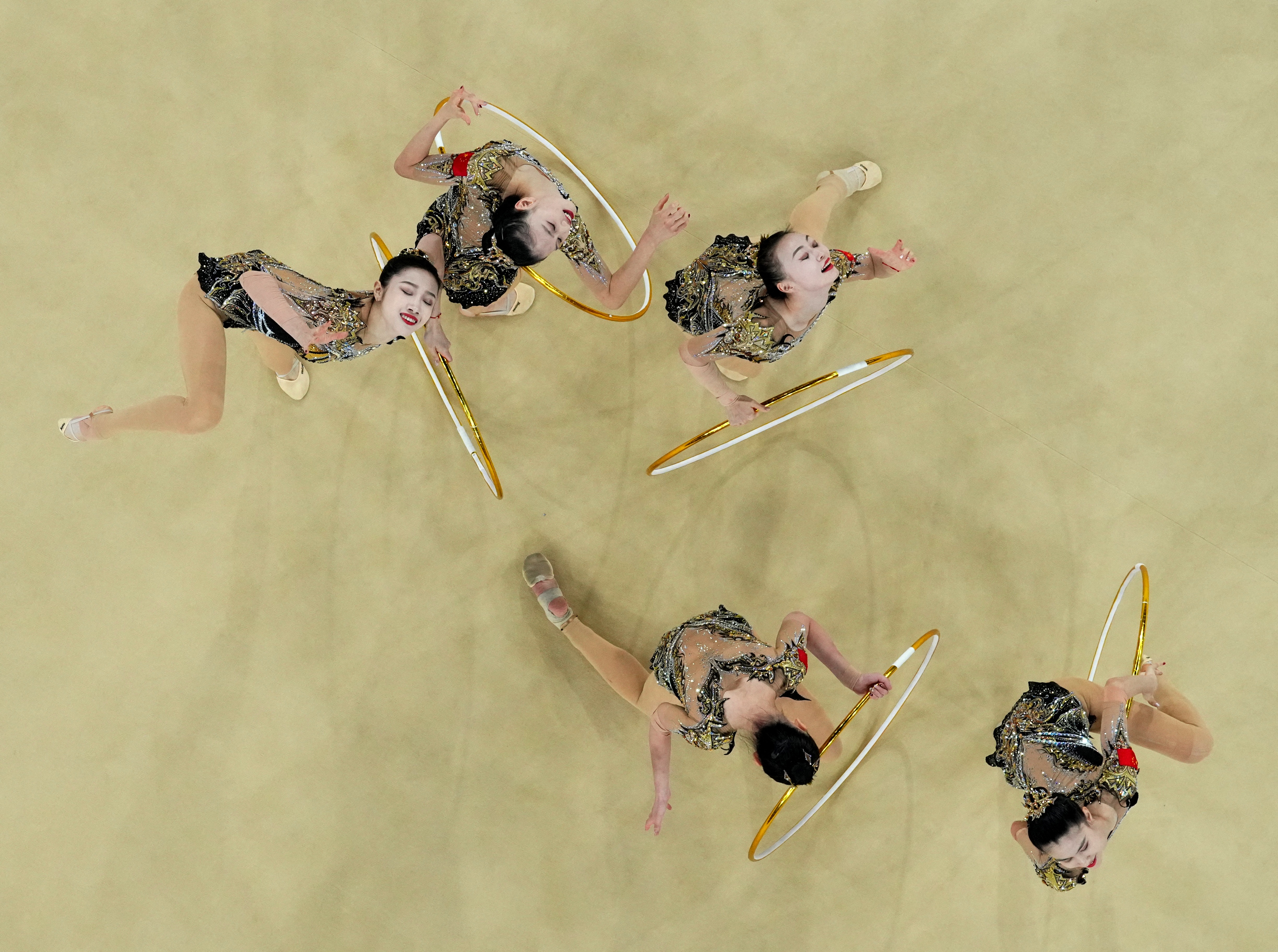 俄罗斯体操队体现出色，团体赛斩金