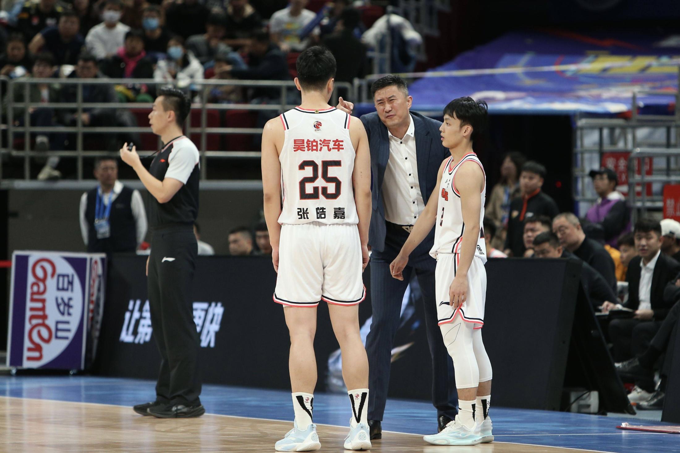 广东男篮迎战山西队，双方实力拼尽全力