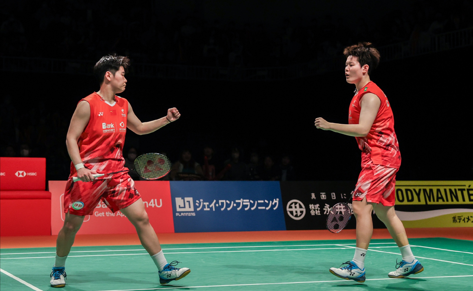 关于热门球队获得胜利，晋级下一轮比赛的信息