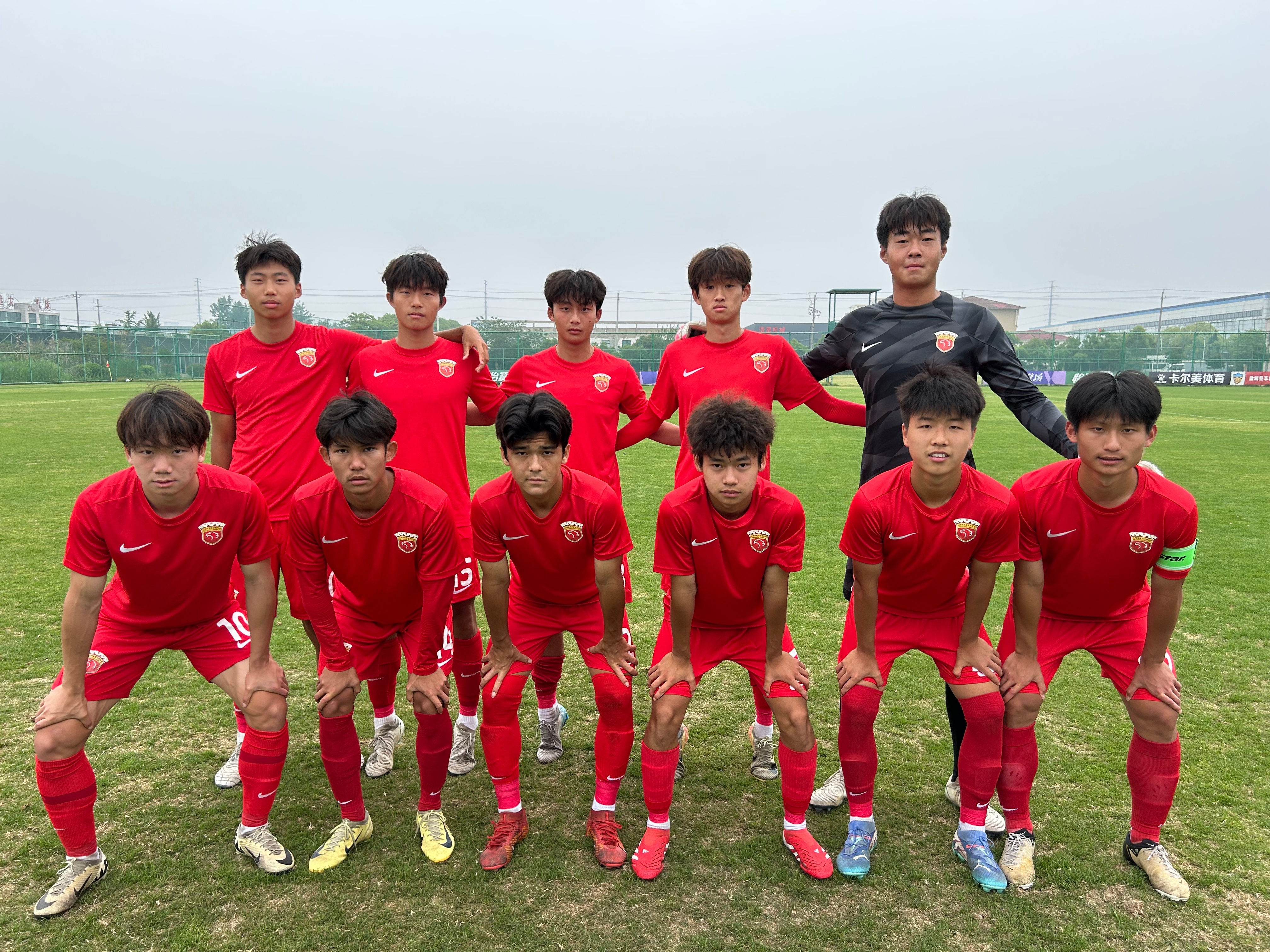 关于热门球队获得胜利，晋级下一轮比赛的信息