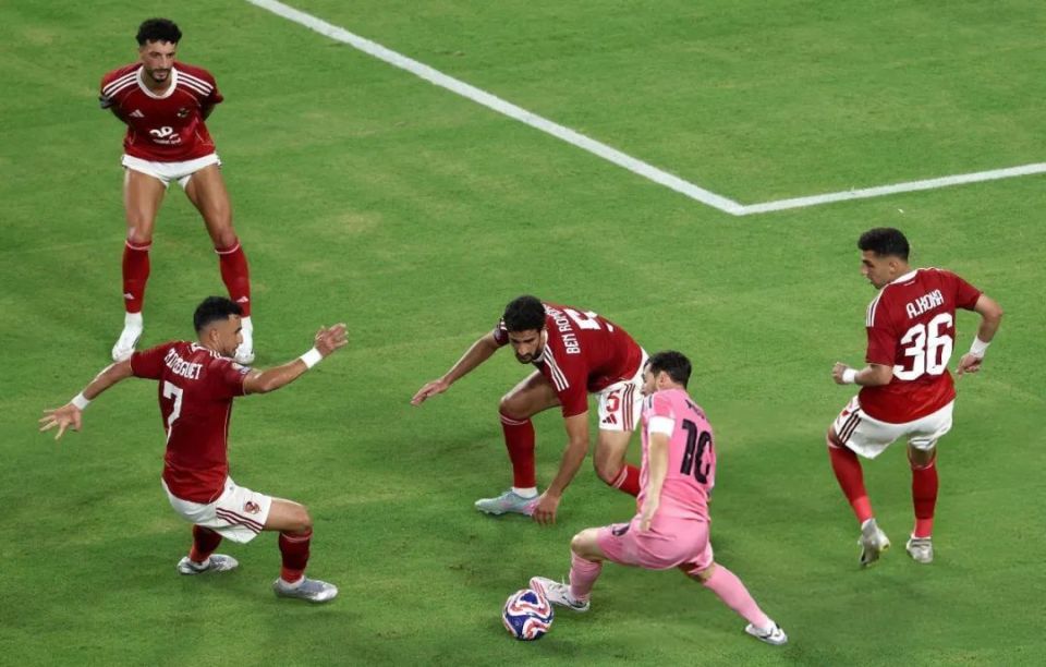 主要足球赛事揭幕战引人注目