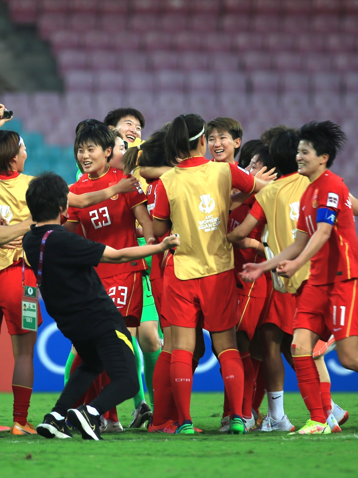 包含迎战女足勇攀高峰，攻敌蹂躏朝前的词条