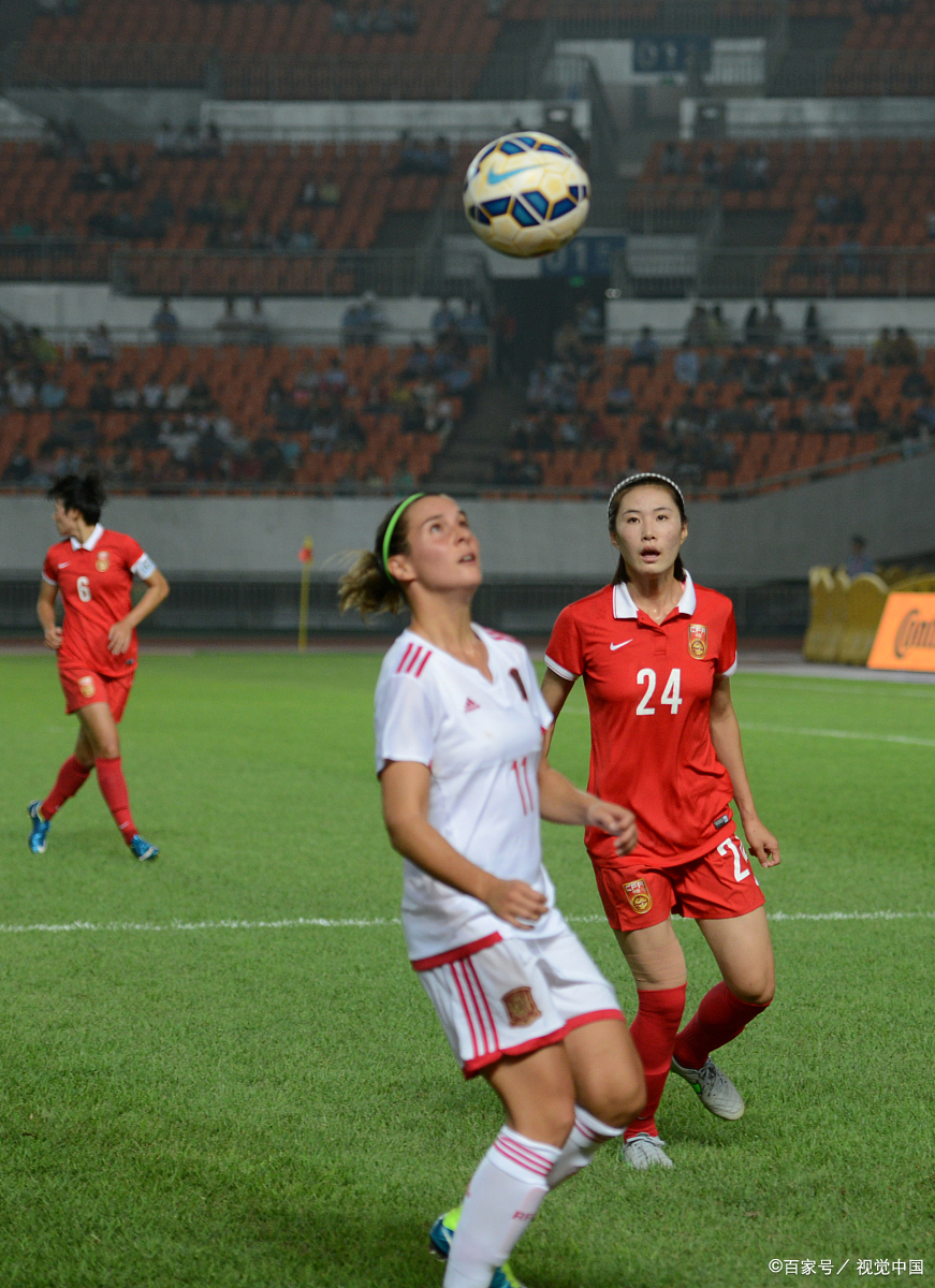 国际足球盛会上女队员展现出色的技术