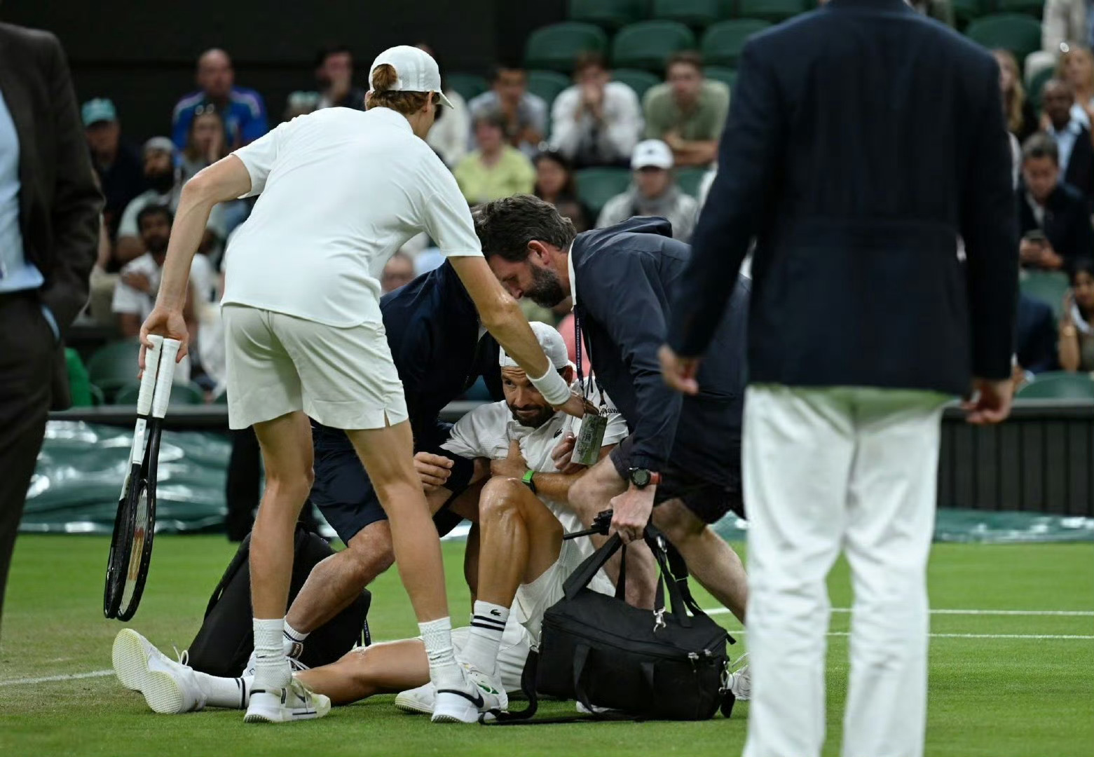 关于印尼羽毛球队力克英格兰羽毛球队，辛杜统治全场的信息