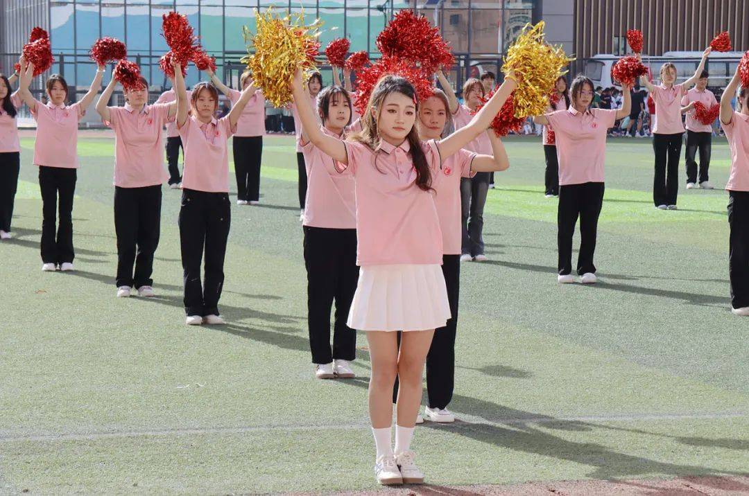 体操团体赛冲刺搏击，铿锵有力