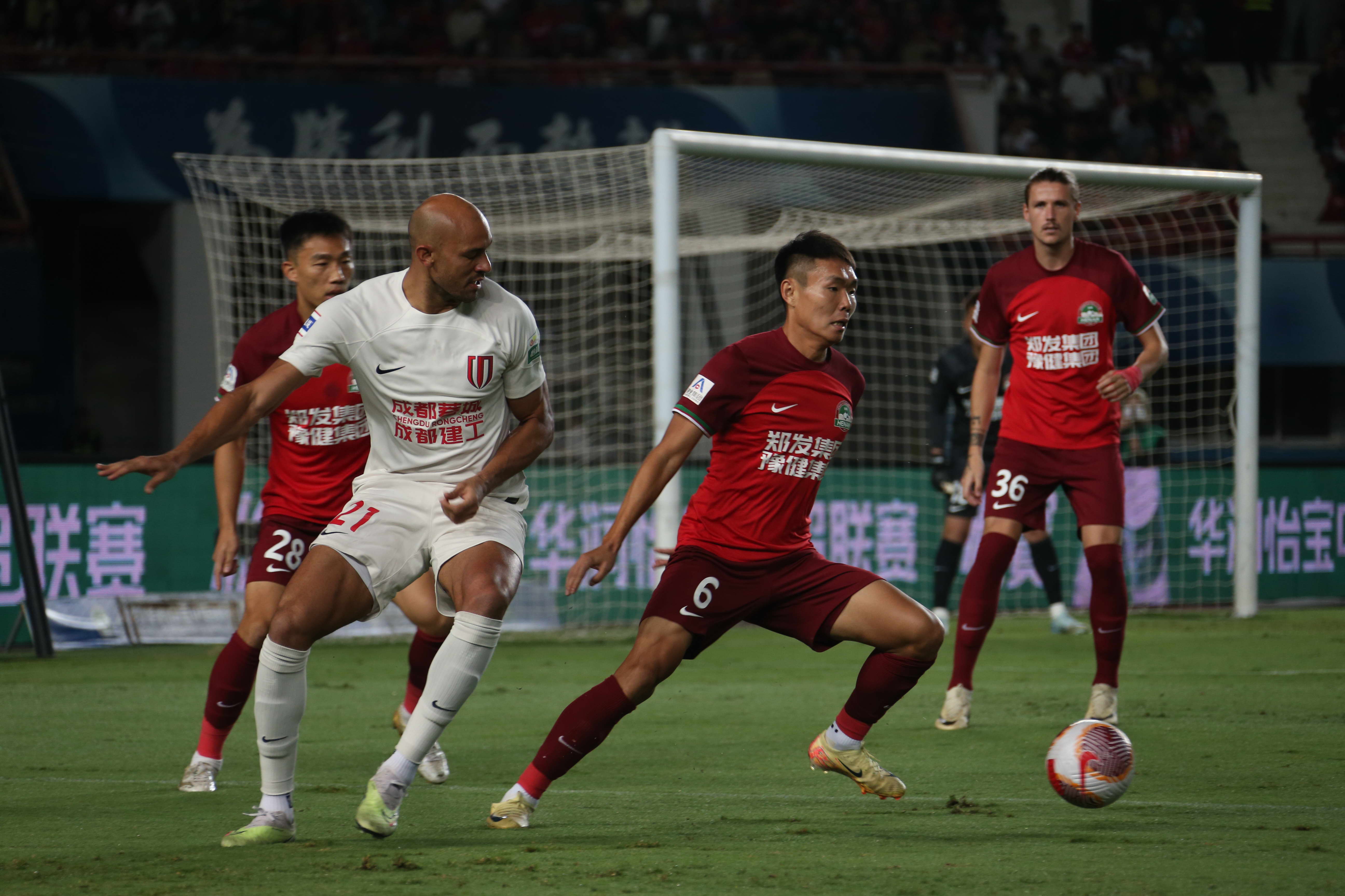 两队交手，球迷翘首期盼胜负之争