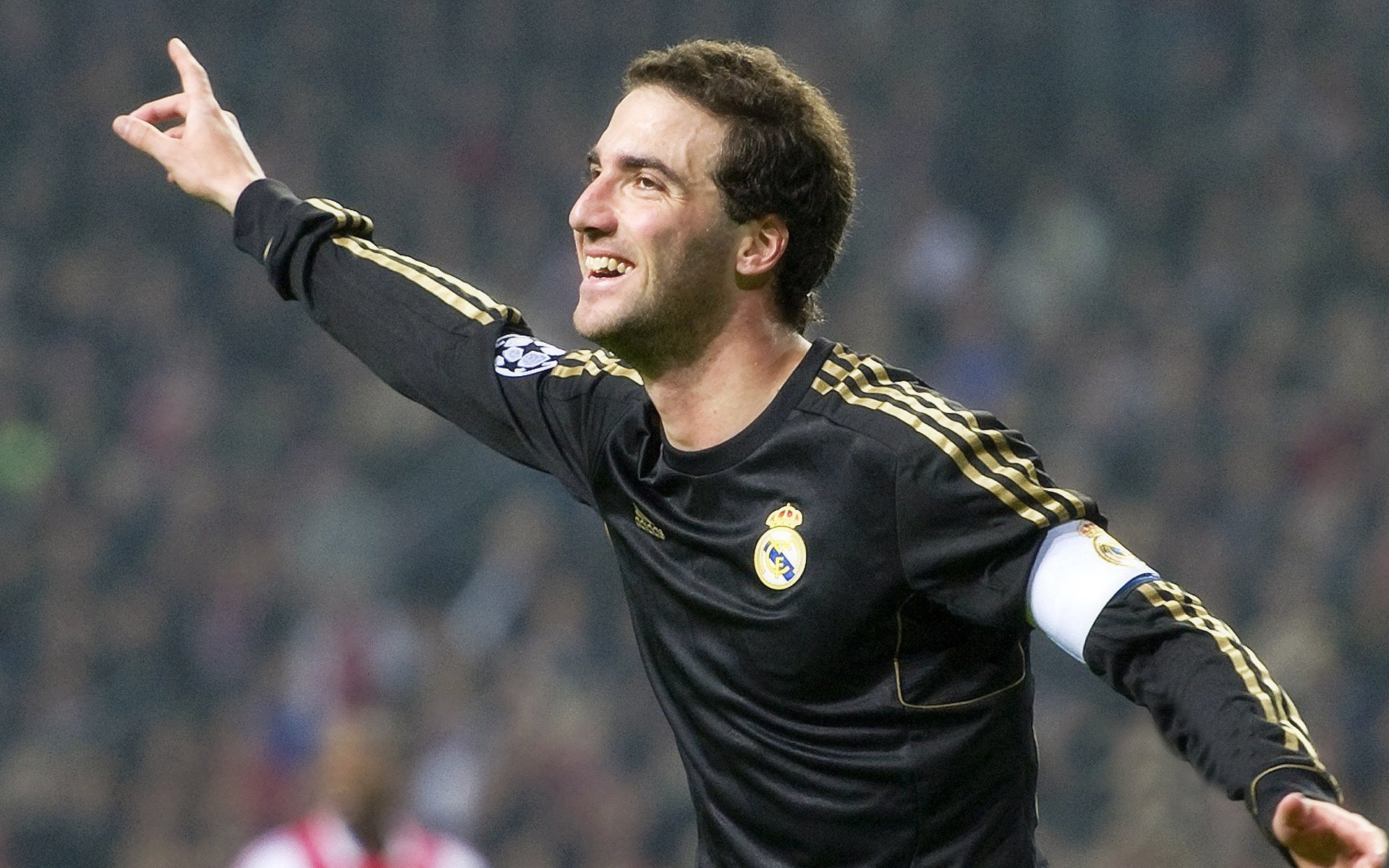 橙色风暴与蓝衣新王，当荷兰击溃墨西哥，基耶萨成为全场焦点